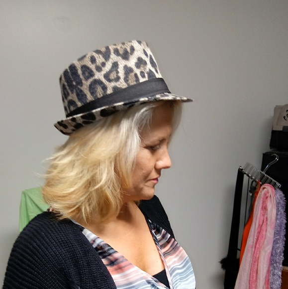 not listed Accessories - Leopard print hat